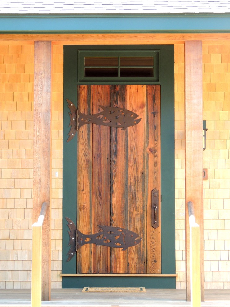 На фото: входная дверь в морском стиле с одностворчатой входной дверью и входной дверью из дерева среднего тона с