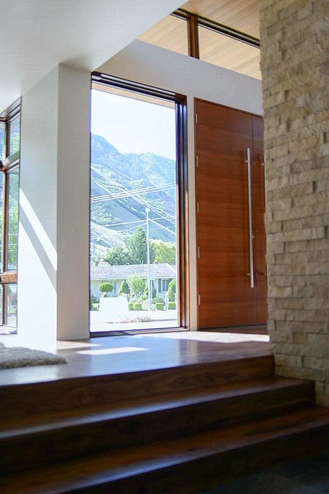 Ejemplo de hall minimalista pequeño con paredes blancas, suelo de madera en tonos medios, puerta doble y puerta de madera en tonos medios