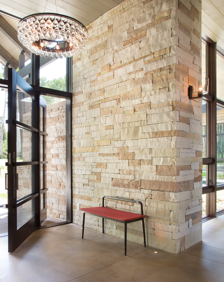 Cette image montre un grand hall d'entrée design avec un sol en carrelage de céramique, une porte pivot et une porte en bois foncé.
