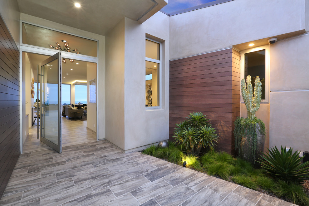 Idées déco pour une porte d'entrée classique avec un mur beige, un sol en carrelage de céramique, une porte pivot et une porte en verre.