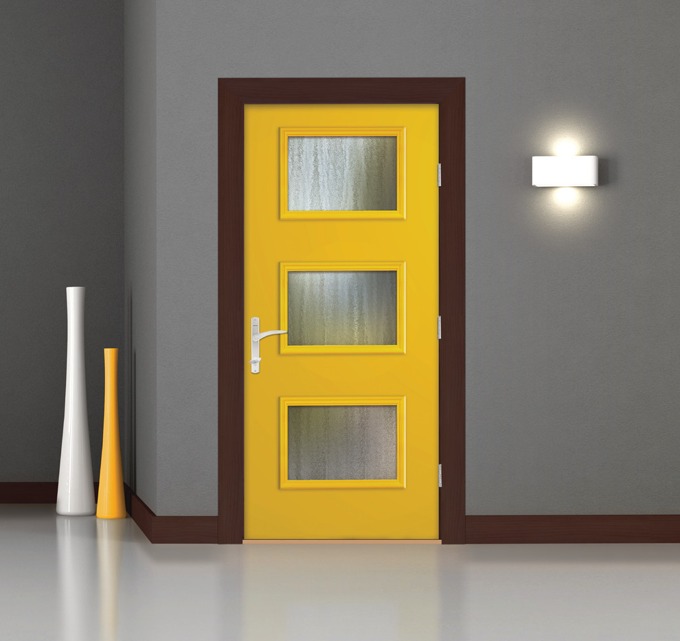 На фото: входная дверь в стиле модернизм с серыми стенами, одностворчатой входной дверью и желтой входной дверью