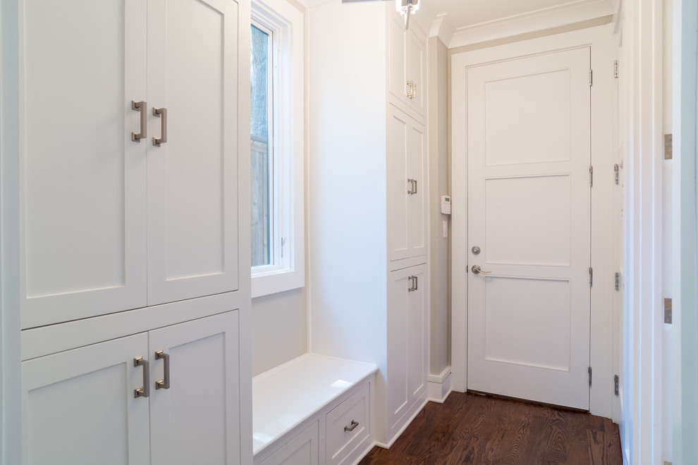 ダラスにあるラグジュアリーな広いトランジショナルスタイルのおしゃれなマッドルーム (グレーの壁、濃色無垢フローリング、濃色木目調のドア) の写真