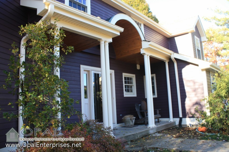 Источник вдохновения для домашнего уюта: большая входная дверь в классическом стиле с фиолетовыми стенами, бетонным полом, одностворчатой входной дверью и белой входной дверью