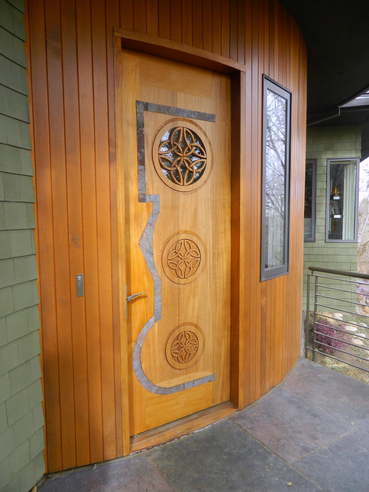 Идея дизайна: входная дверь среднего размера в скандинавском стиле с одностворчатой входной дверью и входной дверью из дерева среднего тона