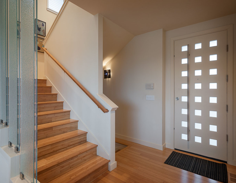Inspiration för moderna entréer, med vita väggar, mellanmörkt trägolv, en enkeldörr och en vit dörr