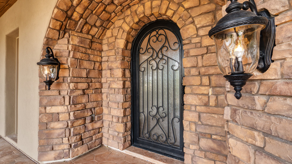 Diseño de puerta principal mediterránea de tamaño medio con paredes marrones, puerta simple, puerta de vidrio y suelo marrón