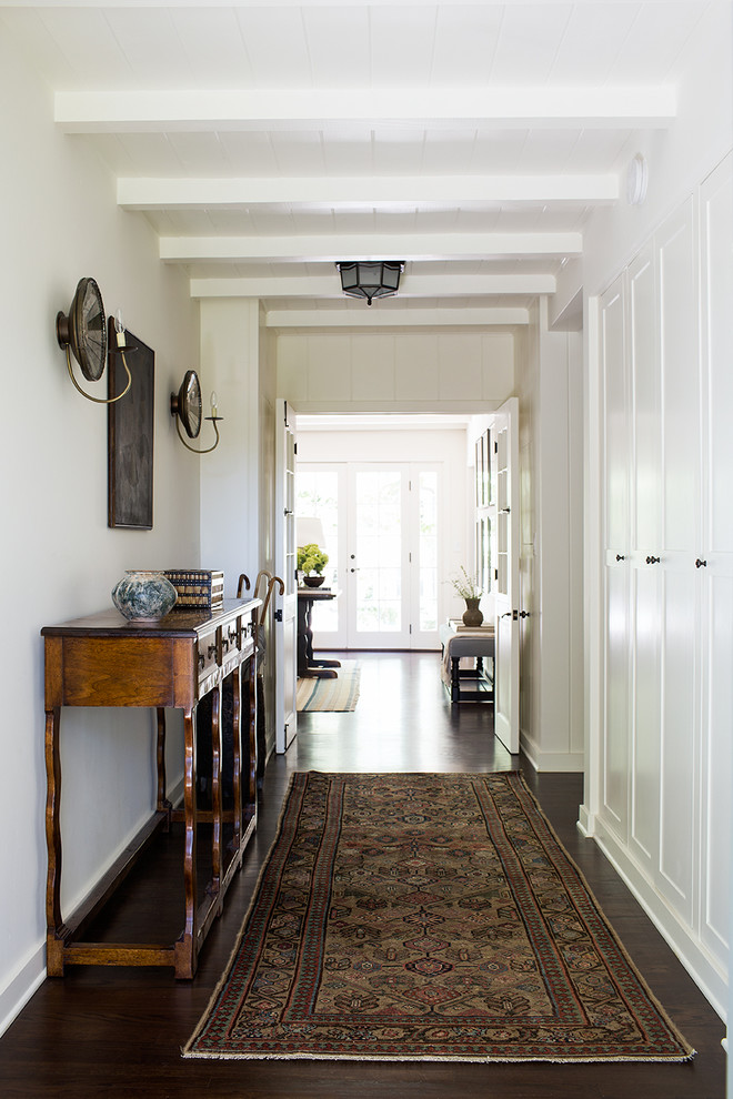 Inspiration for a classic entrance in Los Angeles.