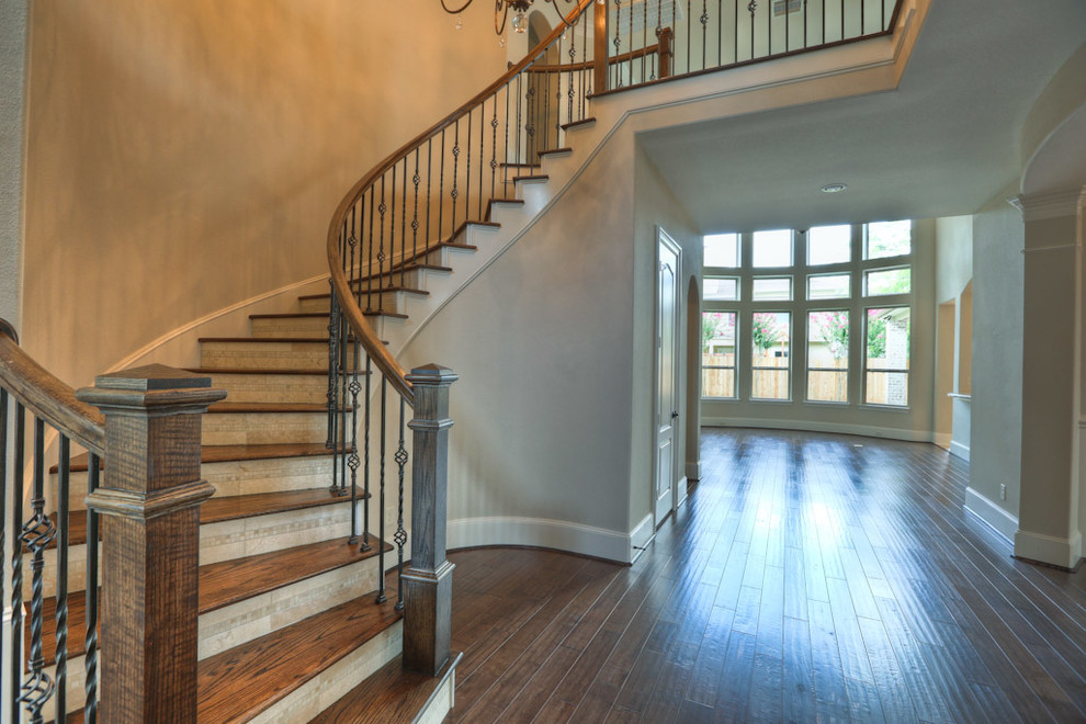 Example of a classic entryway design in Houston