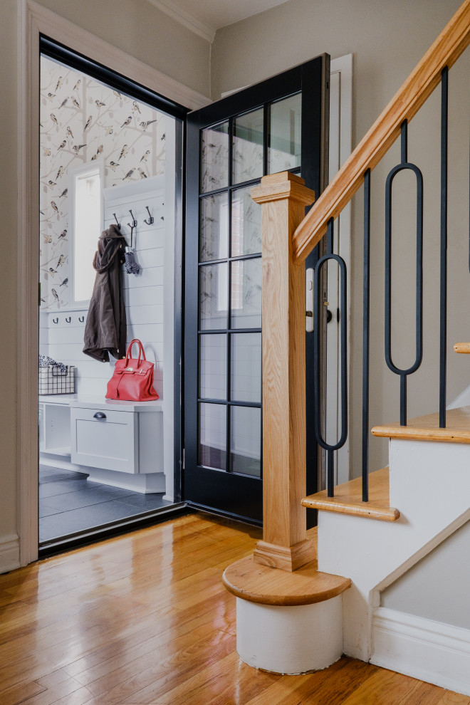 Kleines Klassisches Foyer mit Porzellan-Bodenfliesen, Einzeltür, schwarzer Haustür, grauem Boden und Tapetenwänden in New York