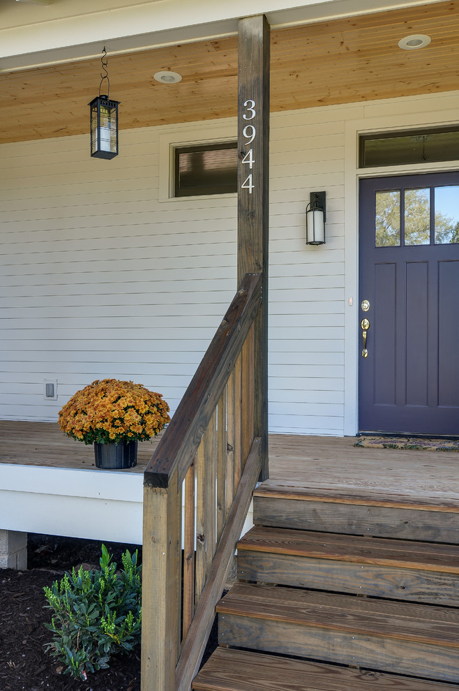 Diseño de puerta principal campestre grande con paredes blancas, puerta simple y puerta violeta