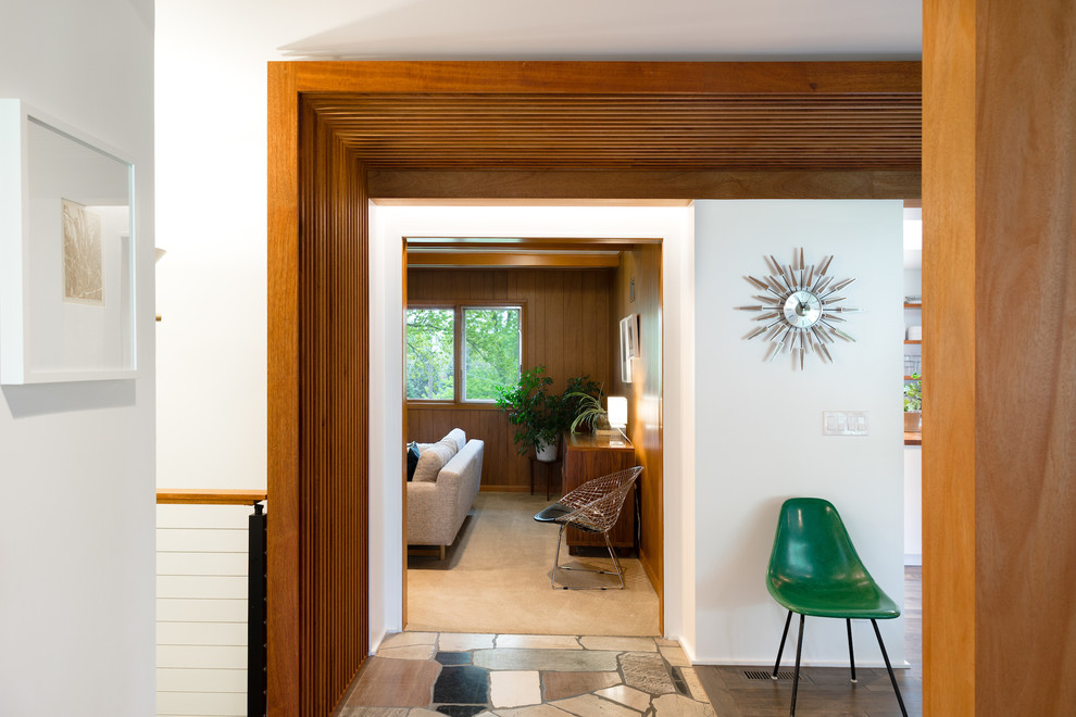 Diseño de hall retro de tamaño medio con paredes blancas, suelo de pizarra, puerta simple, puerta de madera en tonos medios y suelo multicolor