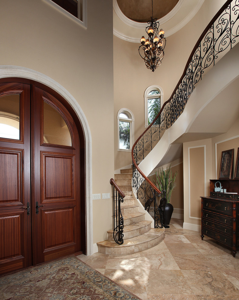 Idées déco pour un hall d'entrée classique avec un mur beige, un sol en marbre, une porte double et une porte en bois foncé.