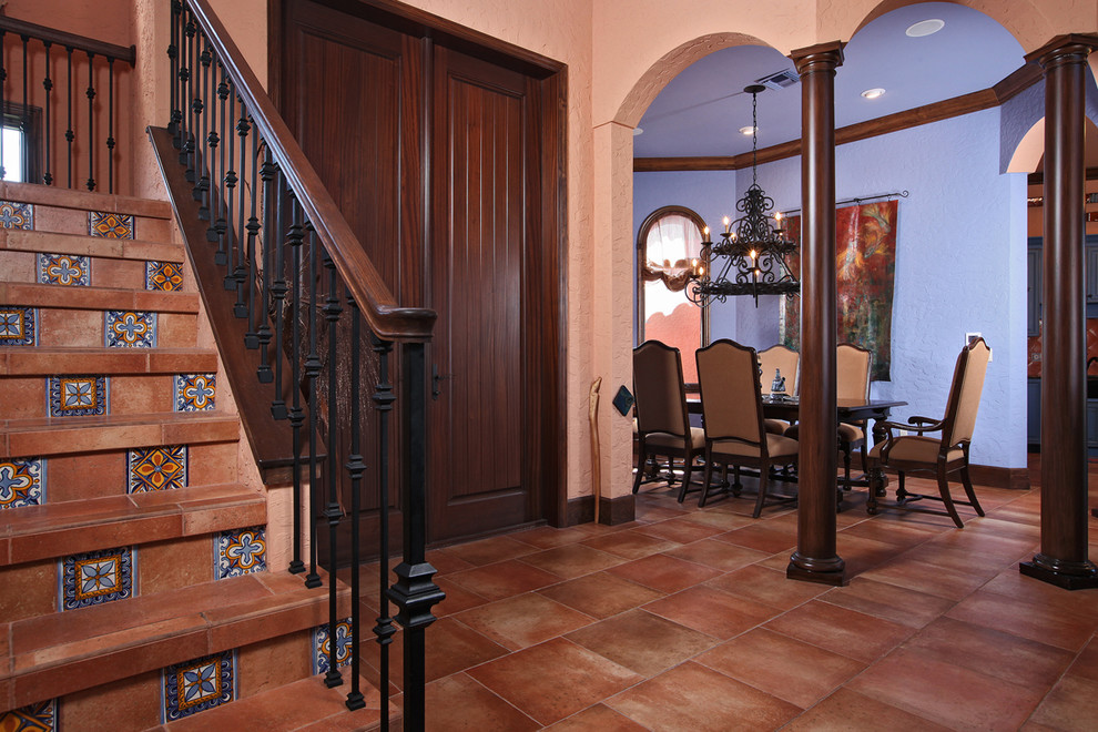 Пример оригинального дизайна: фойе в средиземноморском стиле с разноцветными стенами, полом из керамической плитки, двустворчатой входной дверью и входной дверью из темного дерева