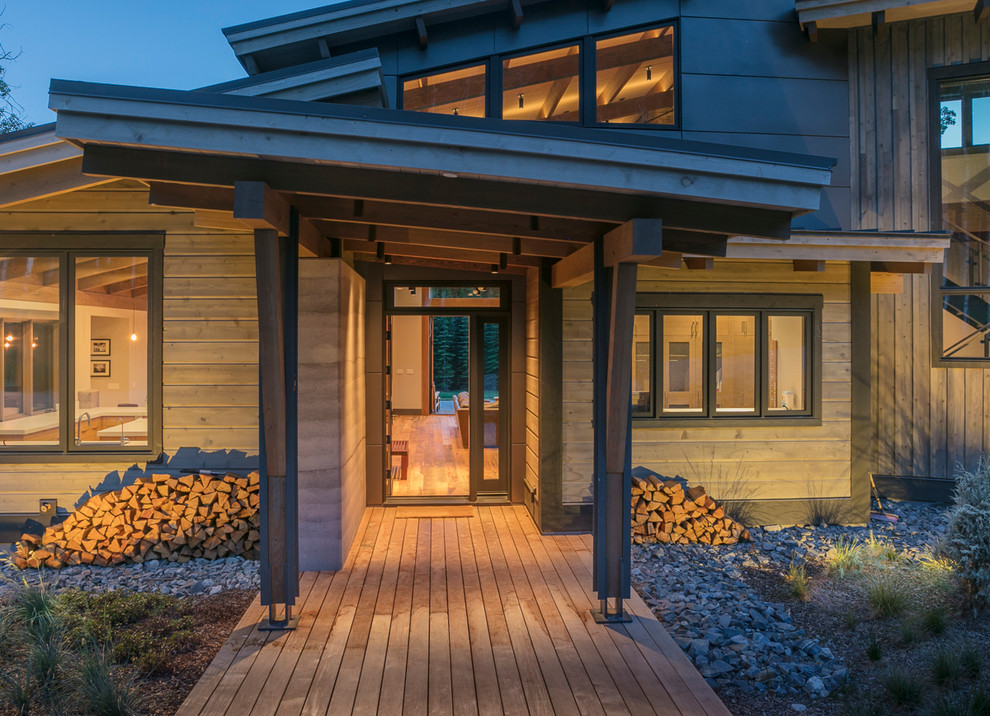 Mittelgroße Moderne Haustür mit beiger Wandfarbe, hellem Holzboden, Einzeltür, hellbrauner Holzhaustür und braunem Boden in Denver