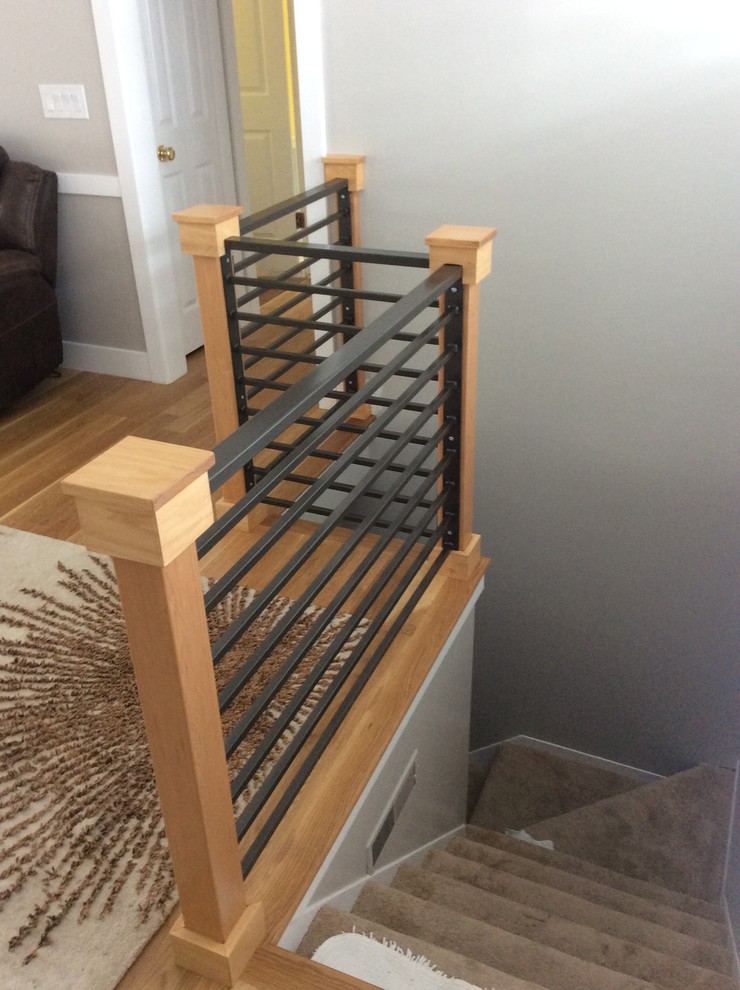 Idée de décoration pour un escalier tradition de taille moyenne.