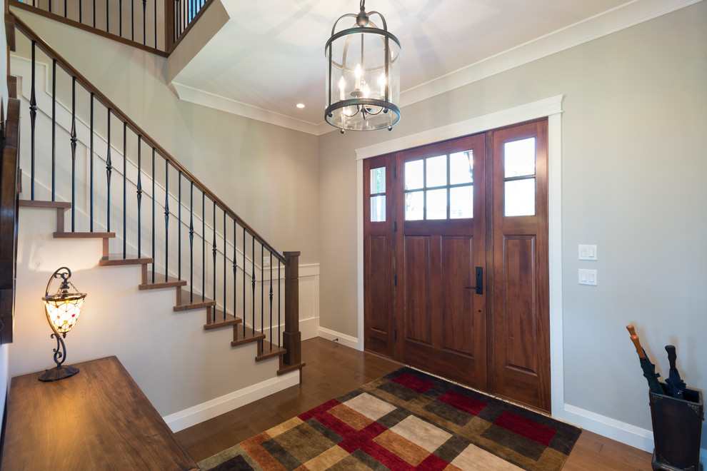 Источник вдохновения для домашнего уюта: входная дверь среднего размера в классическом стиле с серыми стенами, паркетным полом среднего тона, одностворчатой входной дверью и входной дверью из дерева среднего тона