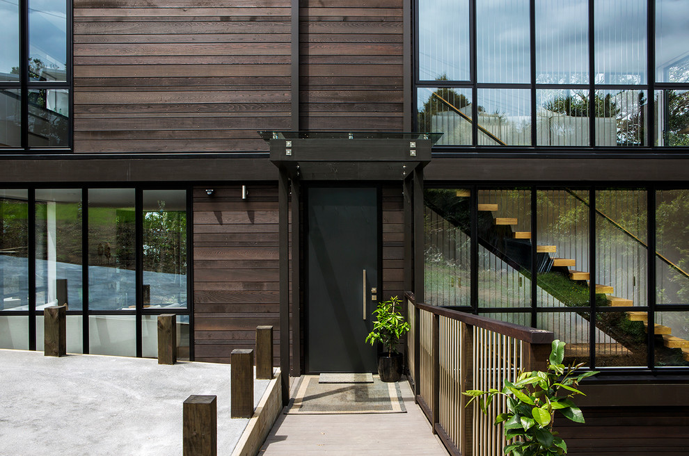 Moderne Haustür mit Einzeltür und schwarzer Haustür in Auckland