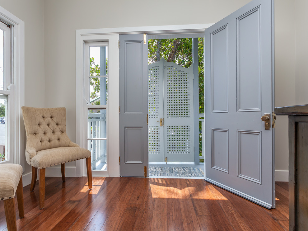Идея дизайна: входная дверь среднего размера в классическом стиле с бежевыми стенами, полом из бамбука, одностворчатой входной дверью и серой входной дверью