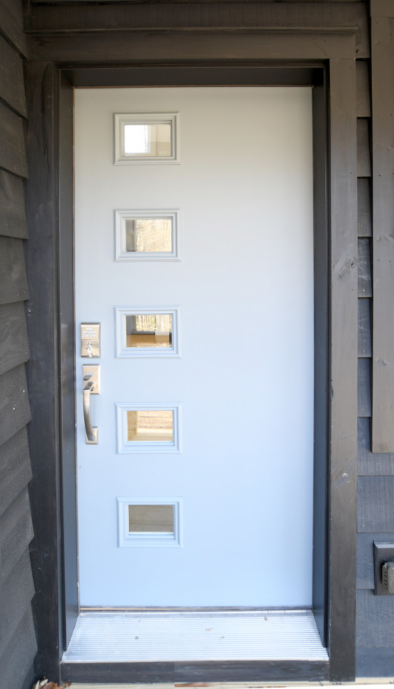 Ejemplo de puerta principal vintage de tamaño medio con paredes blancas, suelo de madera clara, puerta simple y puerta blanca