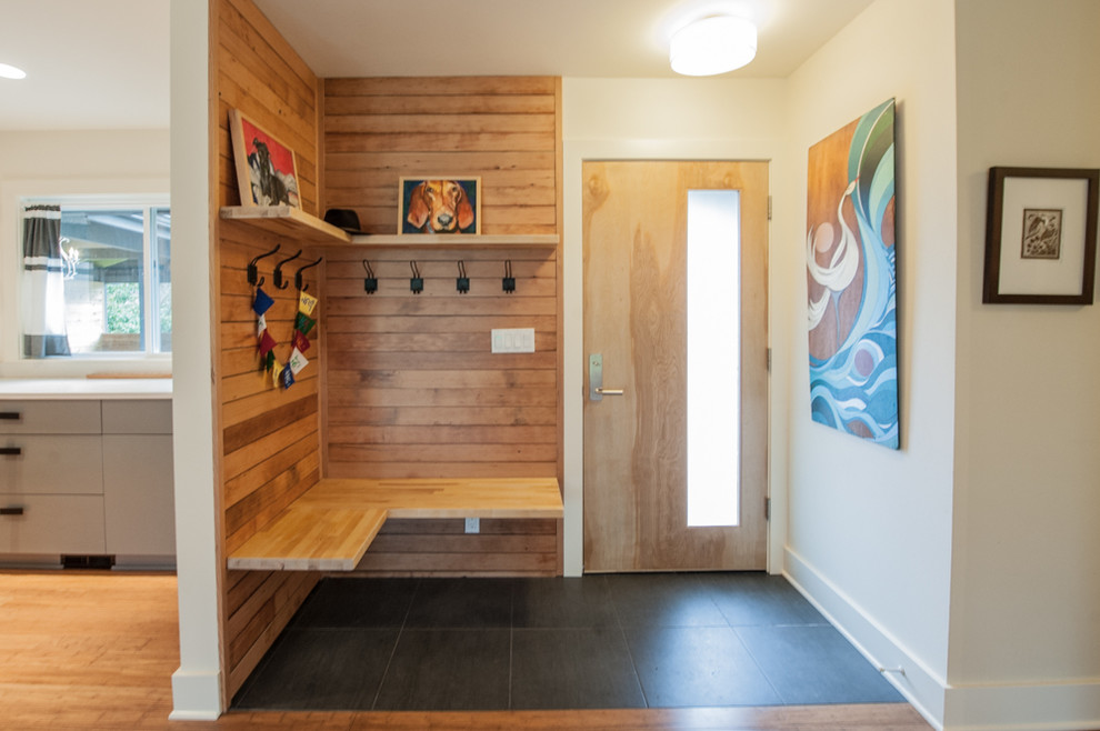 Kleine Moderne Haustür mit weißer Wandfarbe, Porzellan-Bodenfliesen, Einzeltür und hellbrauner Holzhaustür in Portland