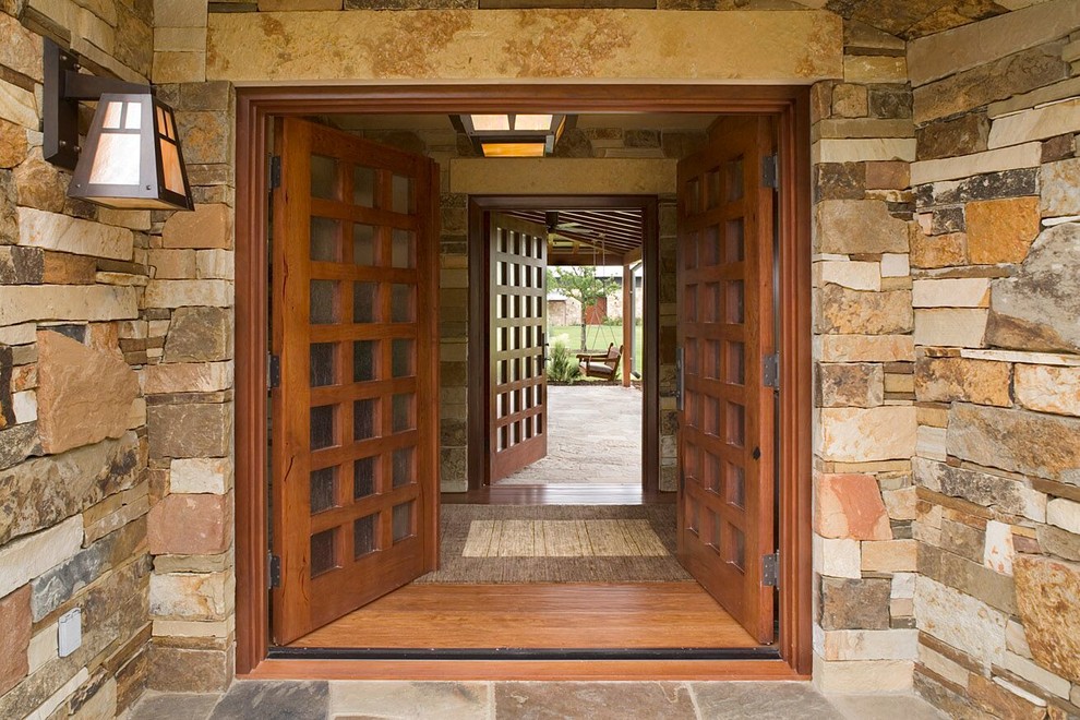 Пример оригинального дизайна: прихожая среднего размера в стиле рустика с бежевыми стенами, паркетным полом среднего тона, двустворчатой входной дверью, входной дверью из дерева среднего тона и бежевым полом