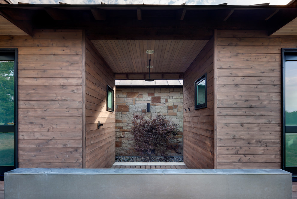 This is an example of a rustic entrance in Dallas.
