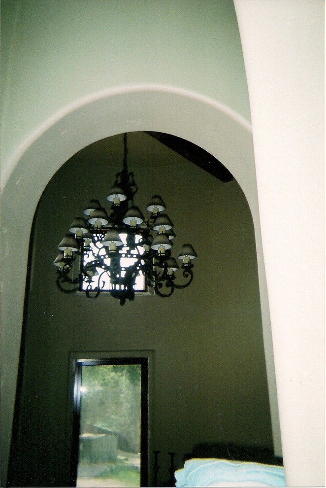 Exemple d'un grand hall d'entrée chic avec un mur beige, sol en béton ciré, une porte simple et une porte en bois foncé.