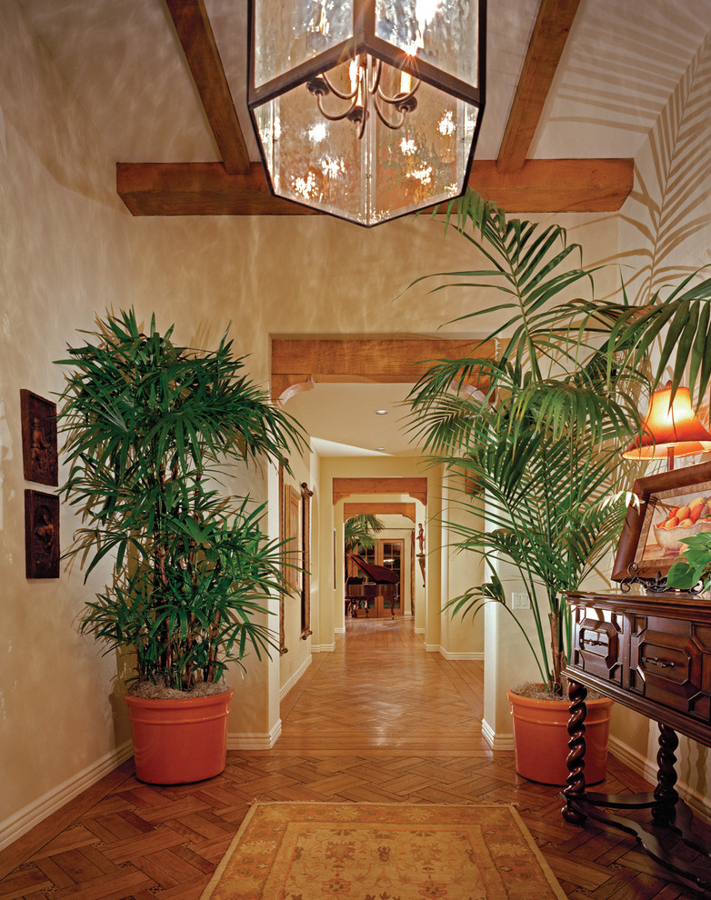Example of a tuscan entryway design in Los Angeles