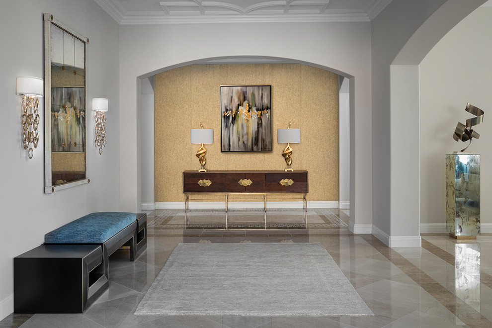 Idée de décoration pour un très grand hall d'entrée design avec un sol en marbre, une porte double, une porte en bois foncé et un sol beige.