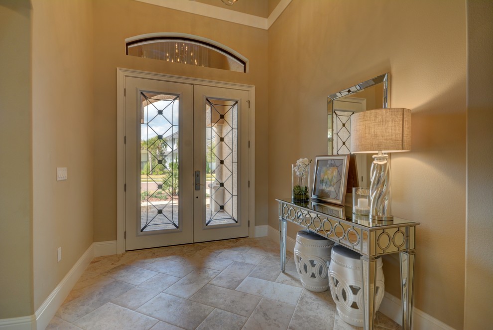 Idee per un grande ingresso classico con pareti beige, pavimento con piastrelle in ceramica, una porta a due ante, una porta in vetro e pavimento beige