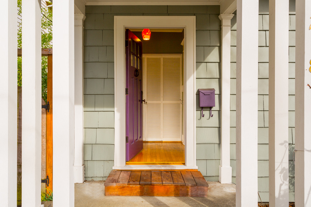 Esempio di un ingresso o corridoio stile americano con una porta singola e una porta viola