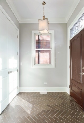 Mittelgroße Moderne Haustür mit grauer Wandfarbe, Porzellan-Bodenfliesen, Einzeltür und dunkler Holzhaustür in Chicago