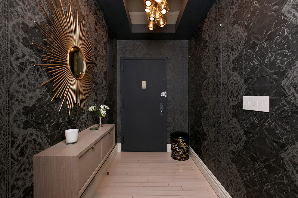 На фото: узкая прихожая в современном стиле с черными стенами, одностворчатой входной дверью, черной входной дверью и бежевым полом с