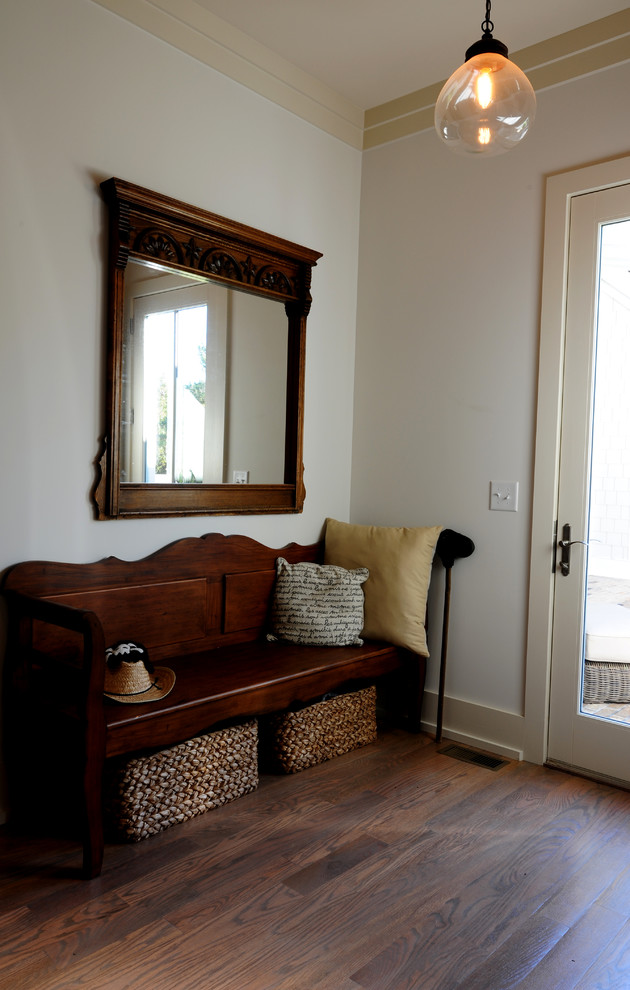 Idées déco pour une entrée craftsman de taille moyenne avec un couloir, un mur gris, un sol en bois brun, une porte simple et une porte blanche.