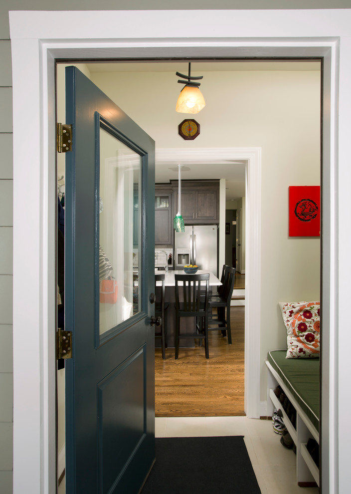 Idee per un ingresso con anticamera tradizionale di medie dimensioni con pareti beige, pavimento con piastrelle in ceramica, una porta singola e una porta blu