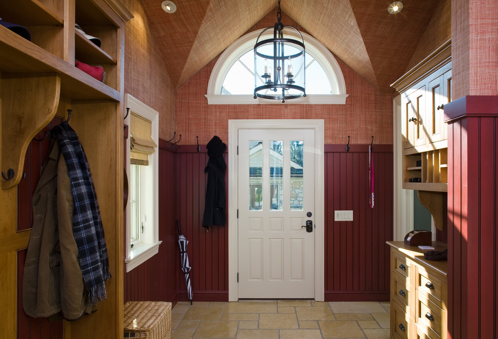 Cette photo montre une entrée chic de taille moyenne avec un vestiaire, un mur rouge, un sol en carrelage de céramique, une porte simple et une porte blanche.