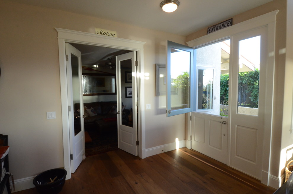 Entryway - traditional entryway idea in Orange County