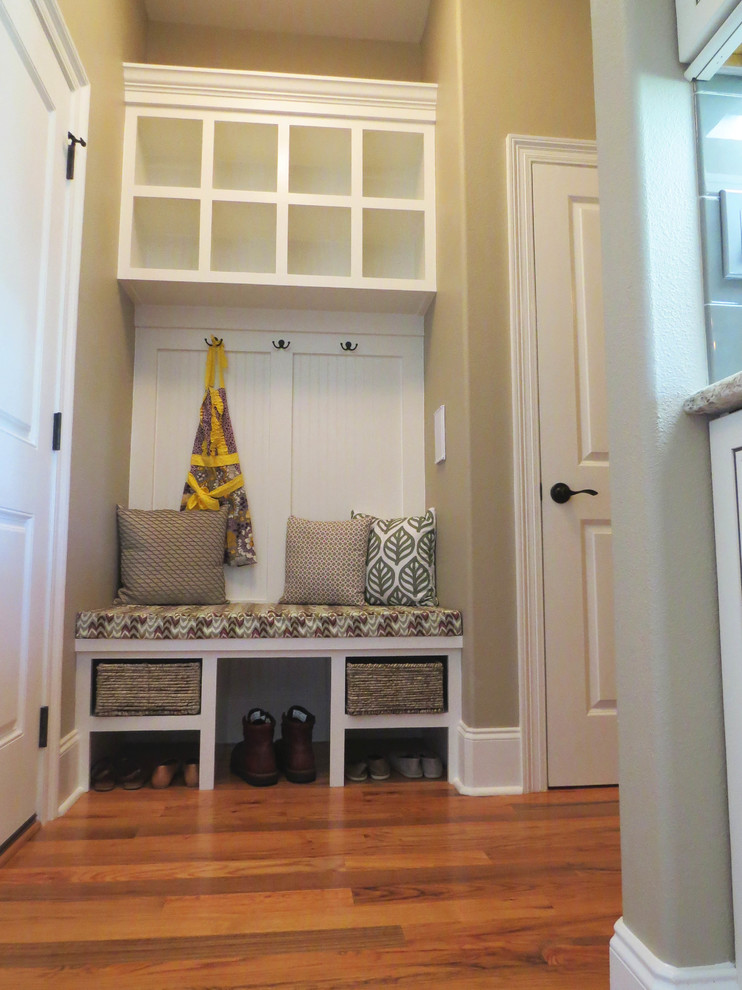 Mittelgroßer Landhausstil Eingang mit beiger Wandfarbe, braunem Holzboden und Einzeltür in Atlanta