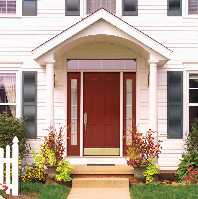 Источник вдохновения для домашнего уюта: входная дверь среднего размера в классическом стиле с белыми стенами, бетонным полом, одностворчатой входной дверью и красной входной дверью