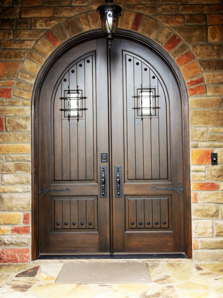 Ispirazione per una grande porta d'ingresso stile americano con pavimento in ardesia, una porta a due ante, una porta in legno scuro e pavimento multicolore