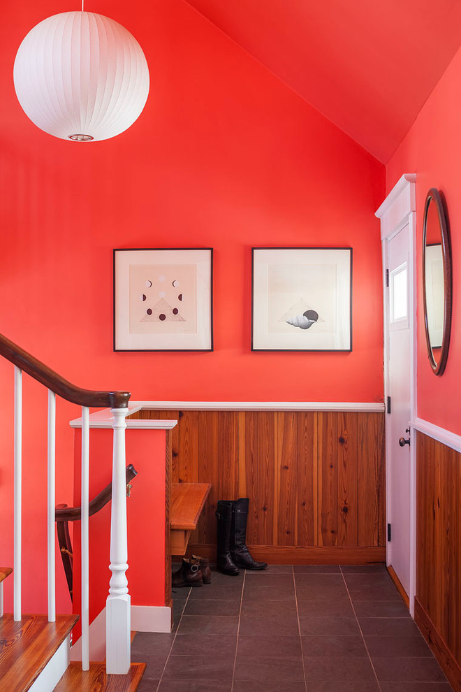Inspiration för mellanstora klassiska entréer, med röda väggar och skiffergolv