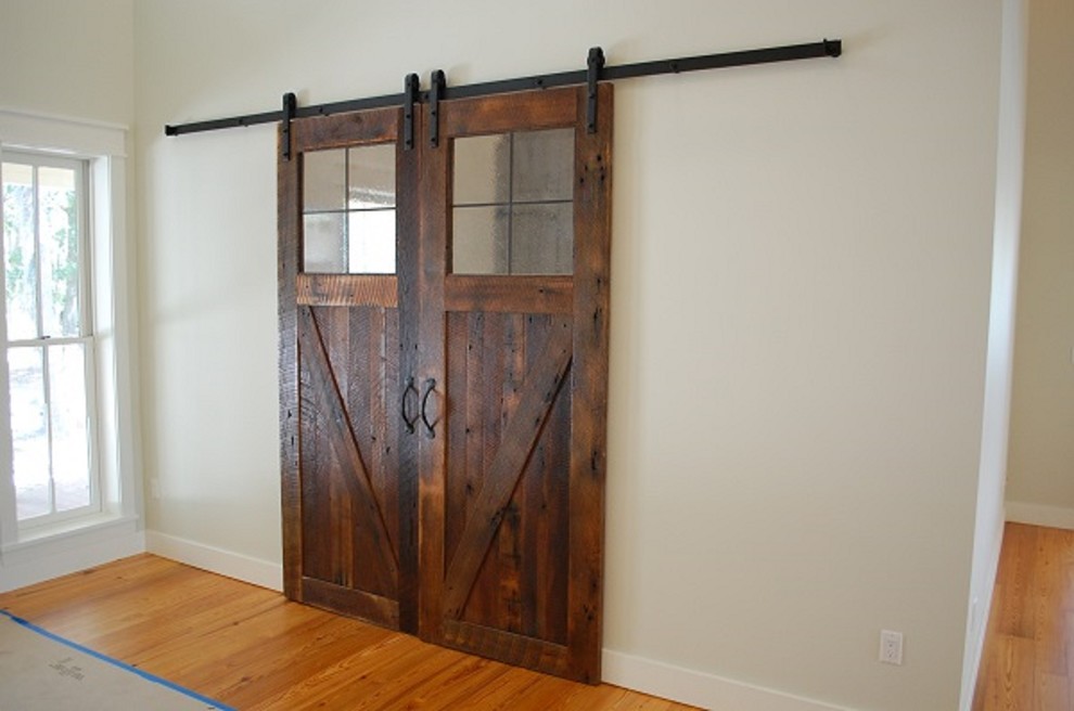 Imagen de hall rústico de tamaño medio con paredes blancas, suelo de madera en tonos medios, puerta doble y puerta de madera oscura