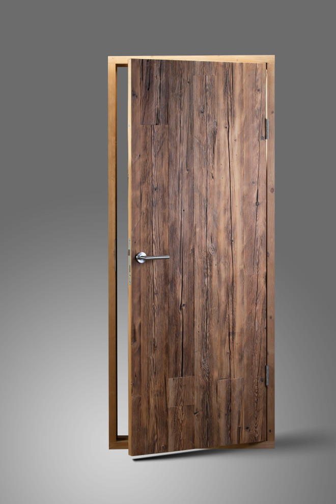 Ispirazione per un corridoio stile rurale con una porta singola e una porta in legno scuro