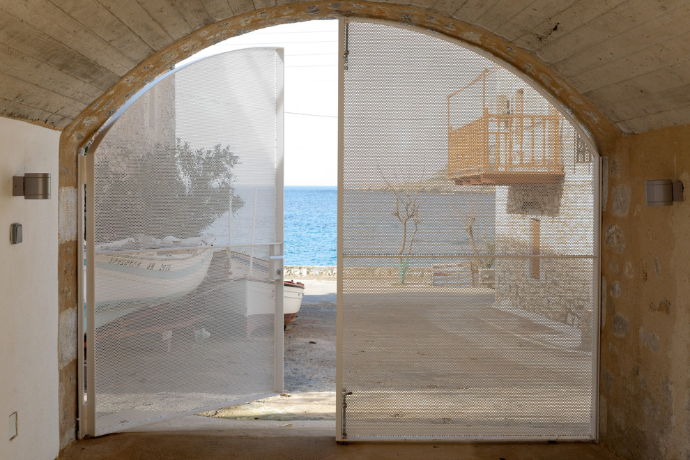 地中海スタイルのおしゃれな玄関の写真