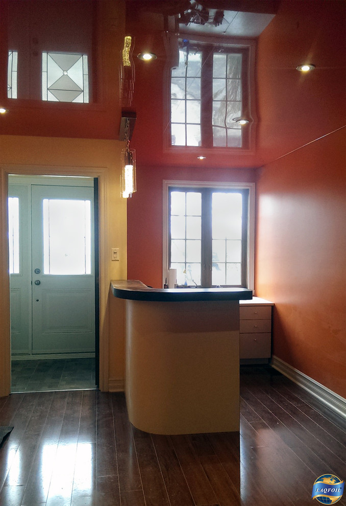 Пример оригинального дизайна: маленькая входная дверь в современном стиле с оранжевыми стенами, темным паркетным полом, двустворчатой входной дверью и белой входной дверью для на участке и в саду