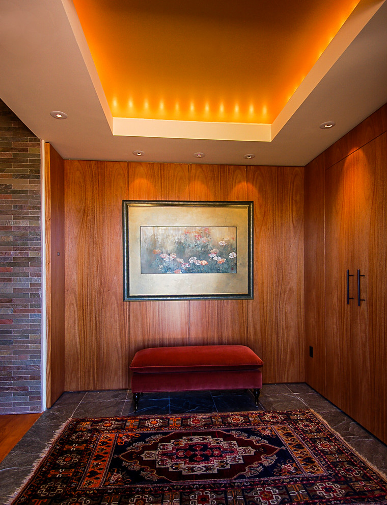 Foto di un ingresso design di medie dimensioni con pareti marroni, pavimento in ardesia e una porta in legno bruno