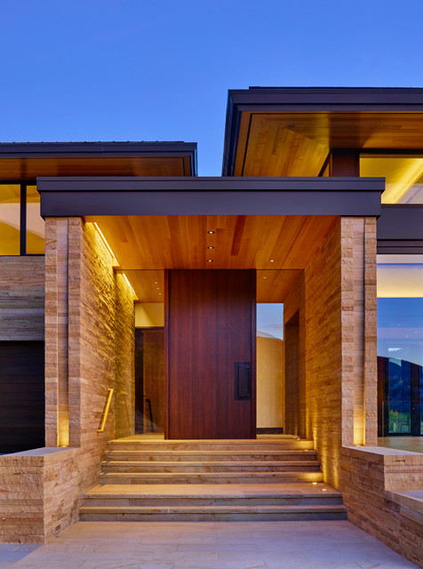 Mittelgroße Moderne Haustür mit beiger Wandfarbe, Travertin, Drehtür und hellbrauner Holzhaustür in Denver