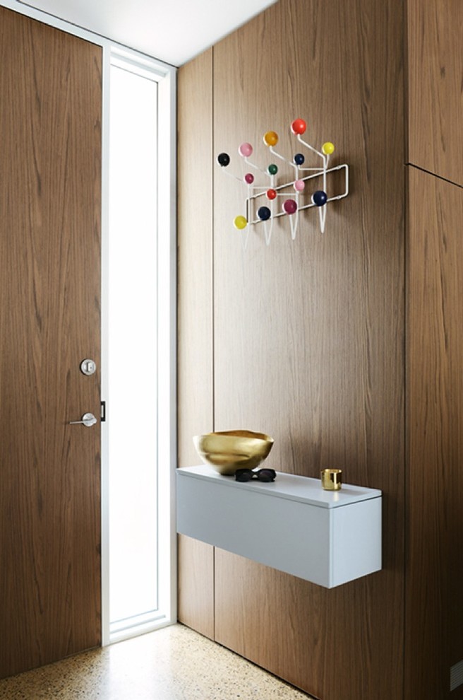 Diseño de puerta principal minimalista de tamaño medio con paredes blancas, suelo de cemento, puerta simple y puerta de madera en tonos medios