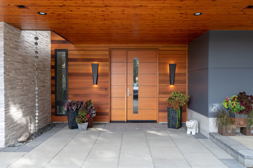 Modelo de puerta principal contemporánea con puerta simple y puerta de madera en tonos medios