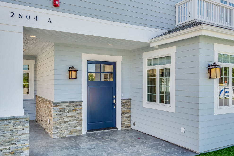 Inspiration för en stor vintage ingång och ytterdörr, med blå väggar, skiffergolv, en enkeldörr och en blå dörr